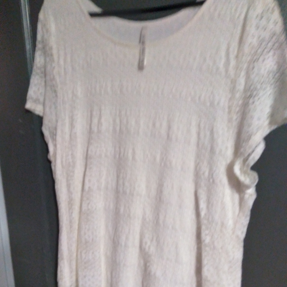 𝅺LEO & NICOLE WOMENS WHITE SHORT SLEEVE TOP. SIZE 2X
